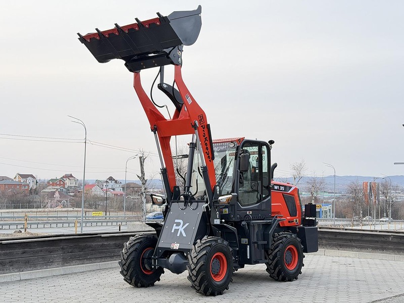 ProKeeper WL35 с поднятым ковшом на площадке